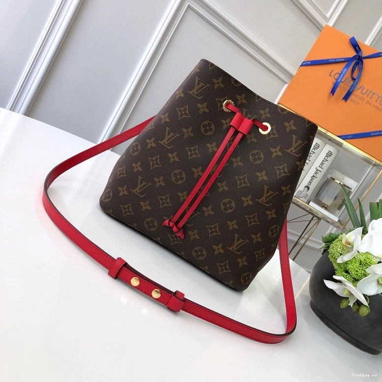 First bag ru VUITTON NÉONOÉ LOUIS 0809